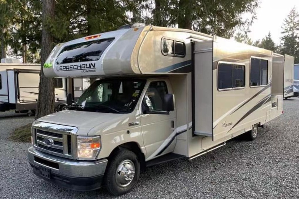 2022 Coachmen Leprechaun Ford 450 Class C,  Sleep 8 people, cozy like home.