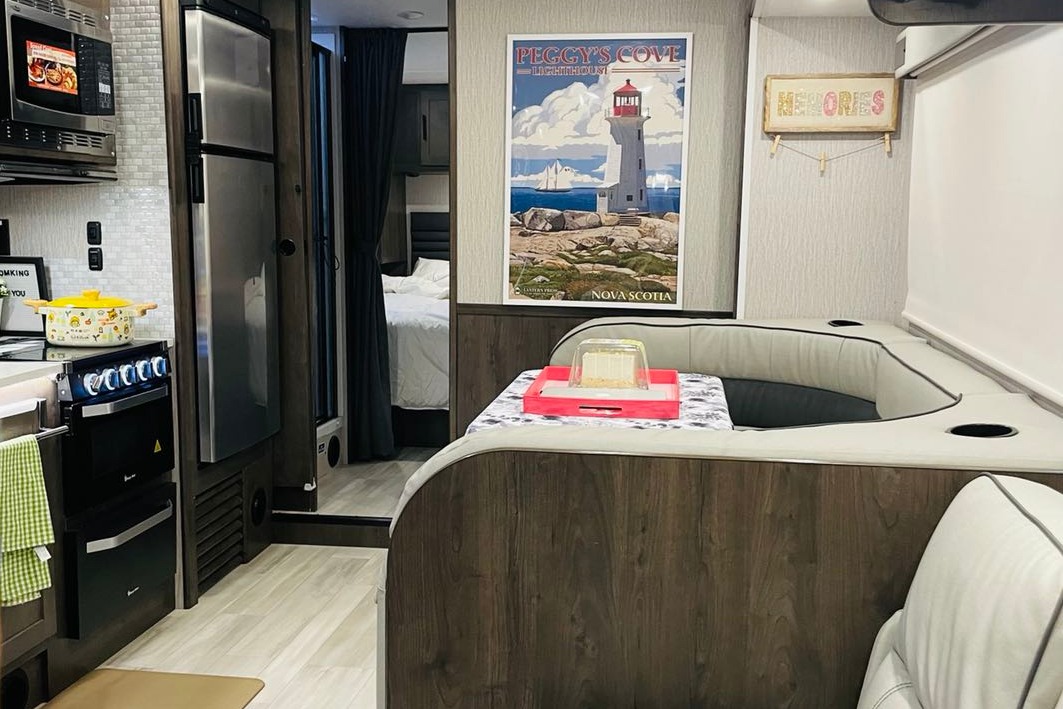 2022 Coachmen Leprechaun Ford 450 Class C,  Sleep 8 people, cozy like home.