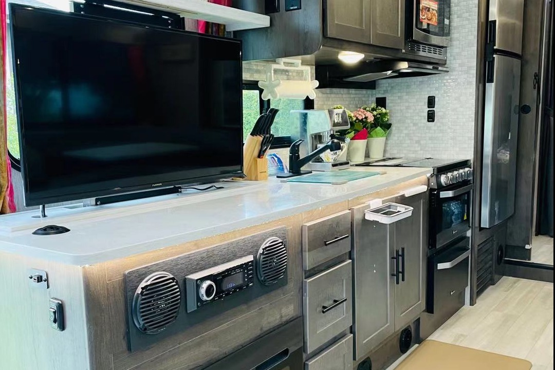 2022 Coachmen Leprechaun Ford 450 Class C,  Sleep 8 people, cozy like home.