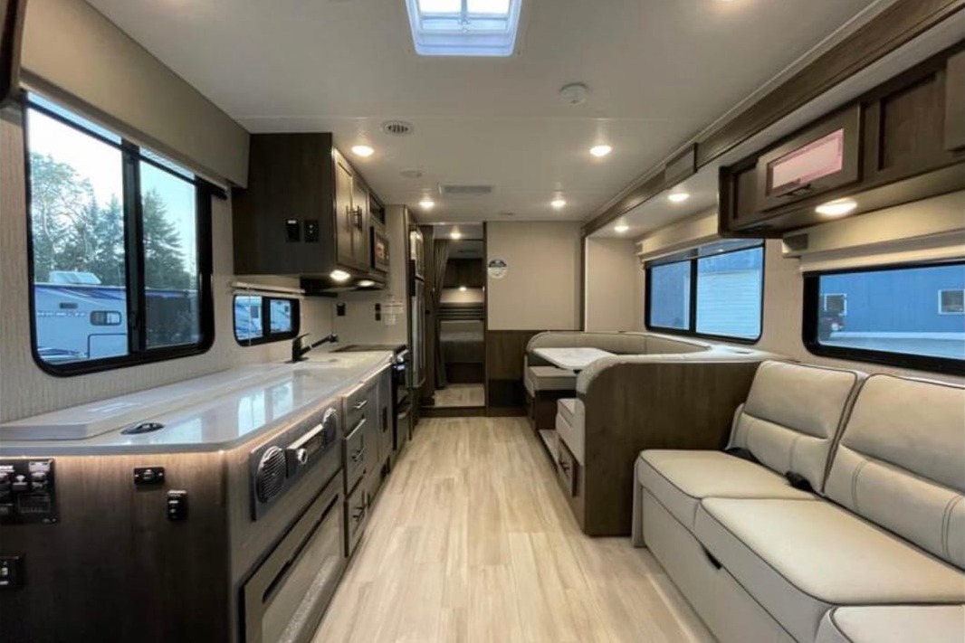 2022 Coachmen Leprechaun Ford 450 Class C,  Sleep 8 people, cozy like home.