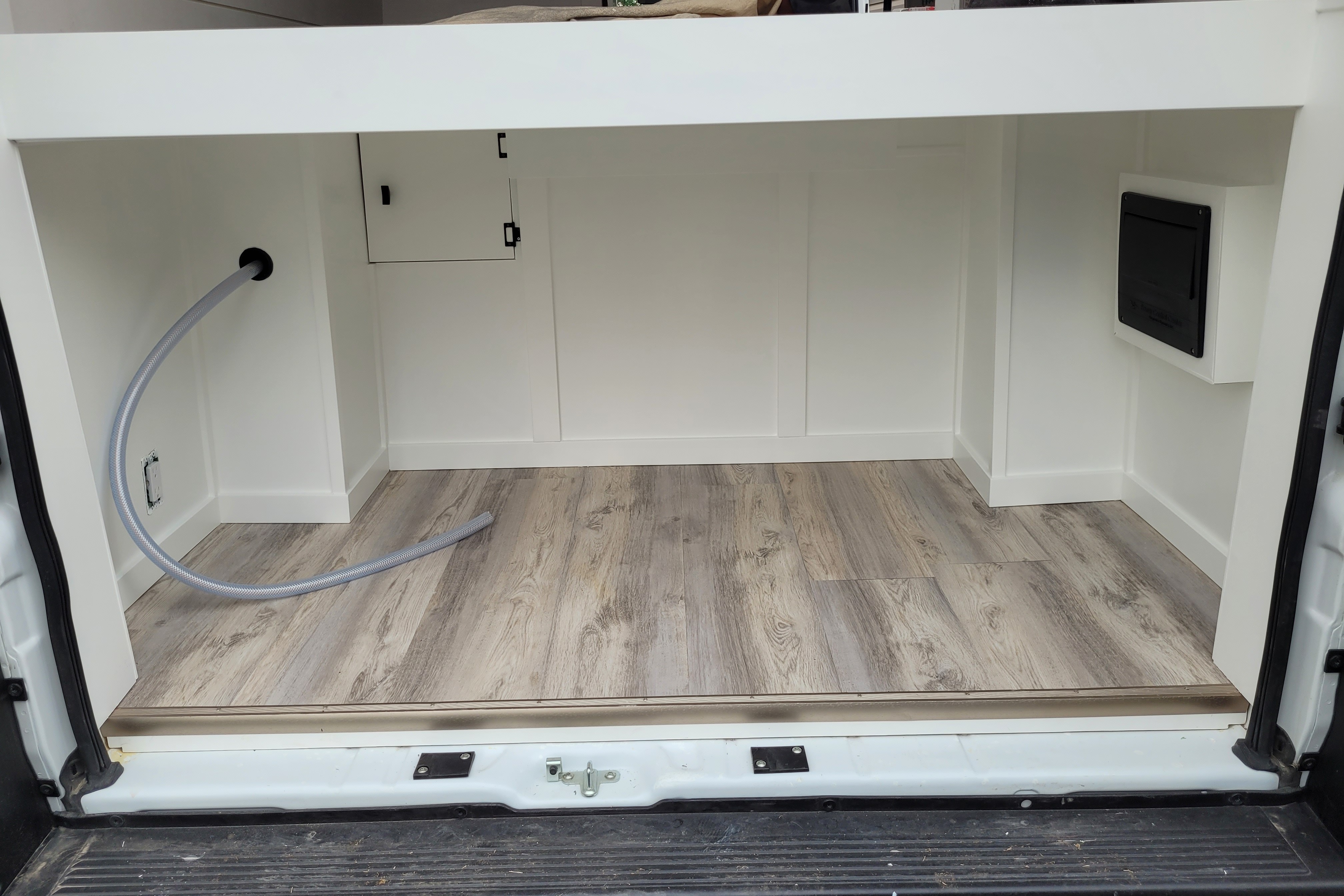 Cozy custom crafted van with Shower, Toilet, A/C , Heat, Solar and more