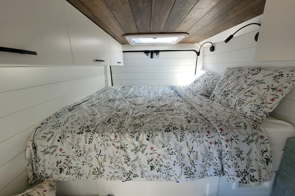 Cozy custom crafted van with Shower, Toilet, A/C , Heat, Solar and more