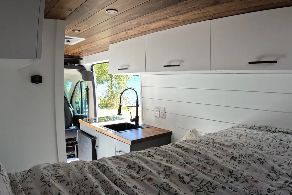 Cozy custom crafted van with Shower, Toilet, A/C , Heat, Solar and more