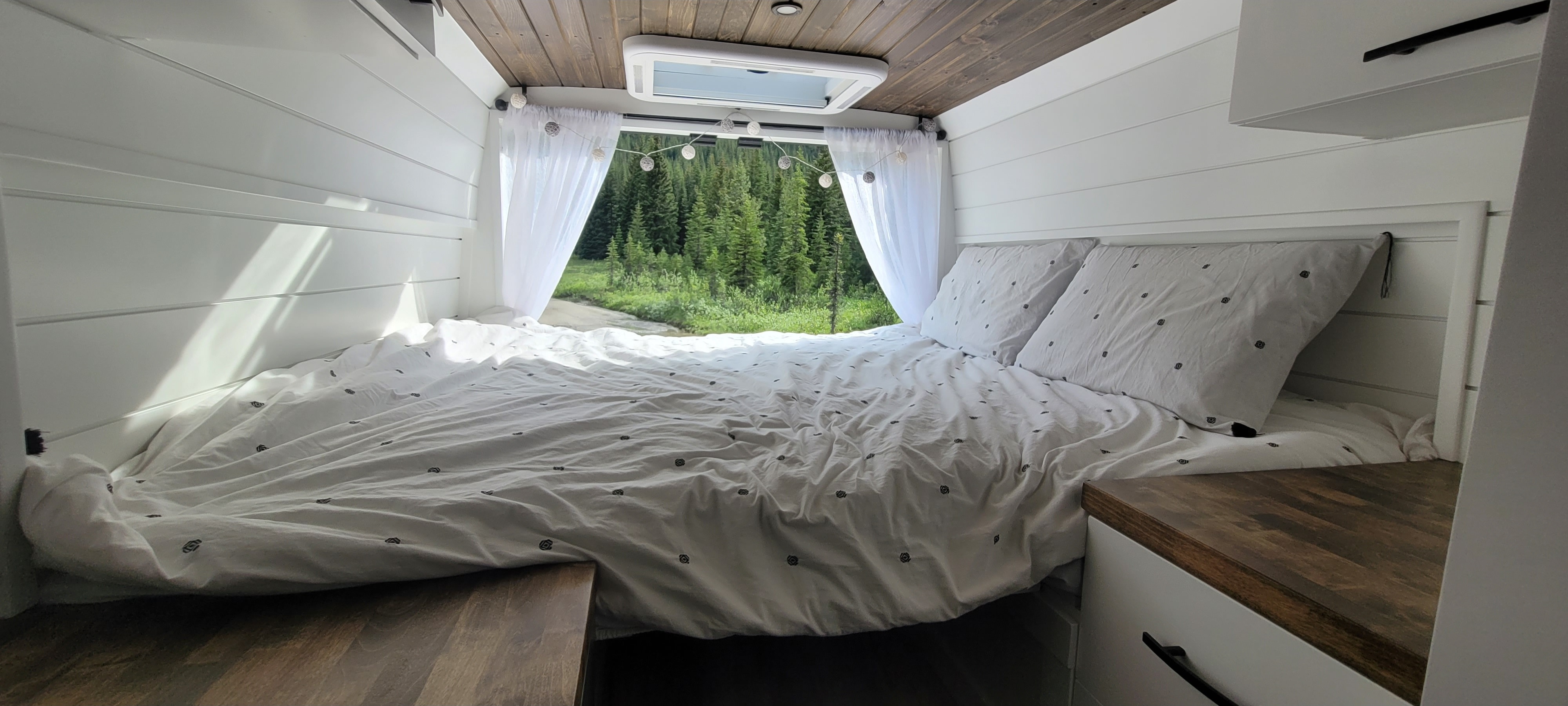 Cozy custom crafted van with Shower, Toilet, A/C , Heat, Solar and more