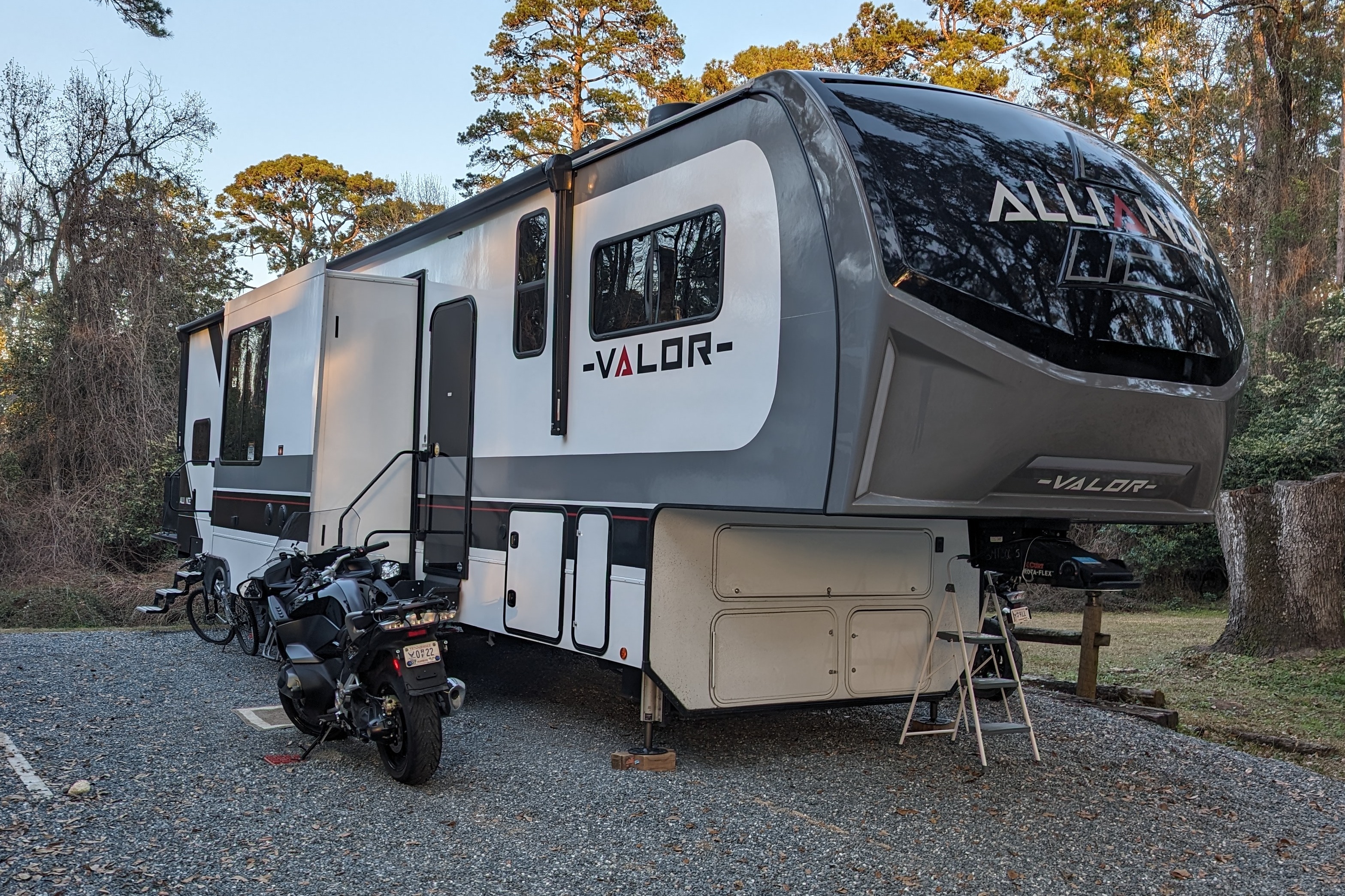 DELIVERY DISCOUNTED Motorcycle-golf Alliance RV 44V14 TOY Hauler