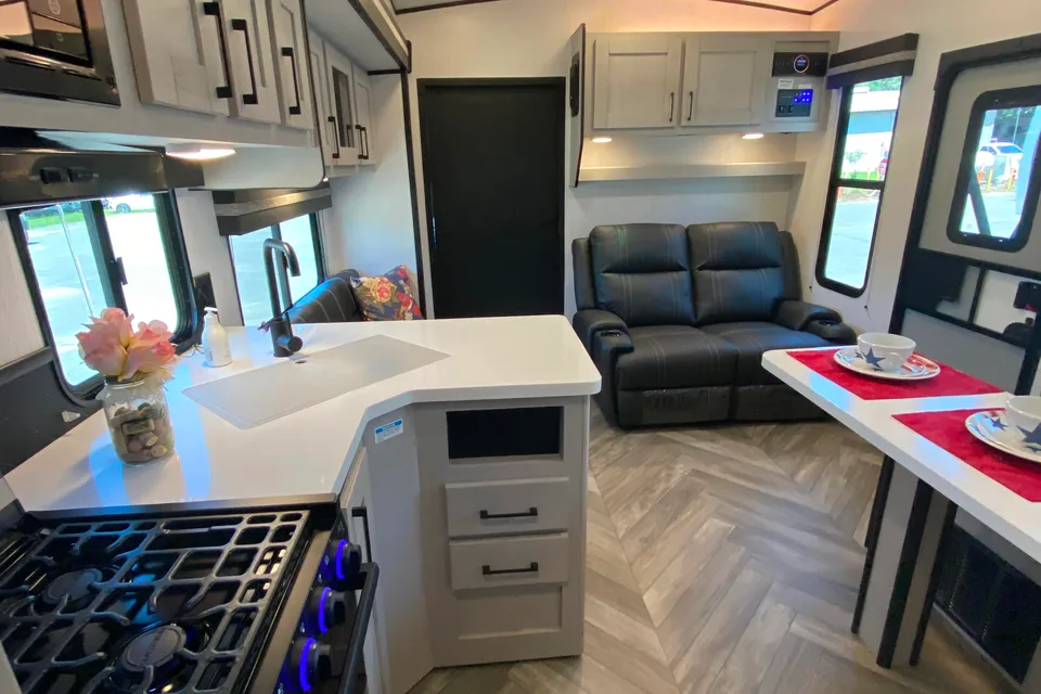 Heartland T333 Travel Trailer / Toy Hauler
