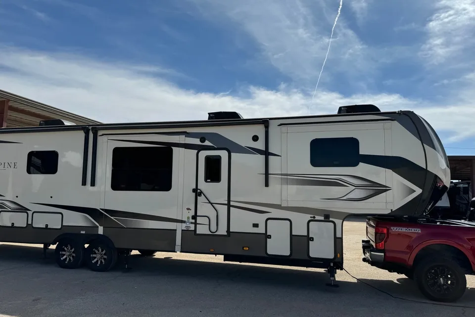 Glenn's 2022 ALPINE 3700FL Fifth Wheel