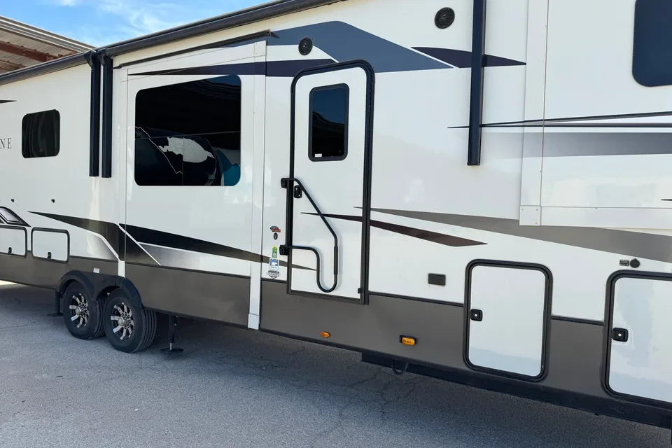 Glenn's 2022 ALPINE 3700FL Fifth Wheel