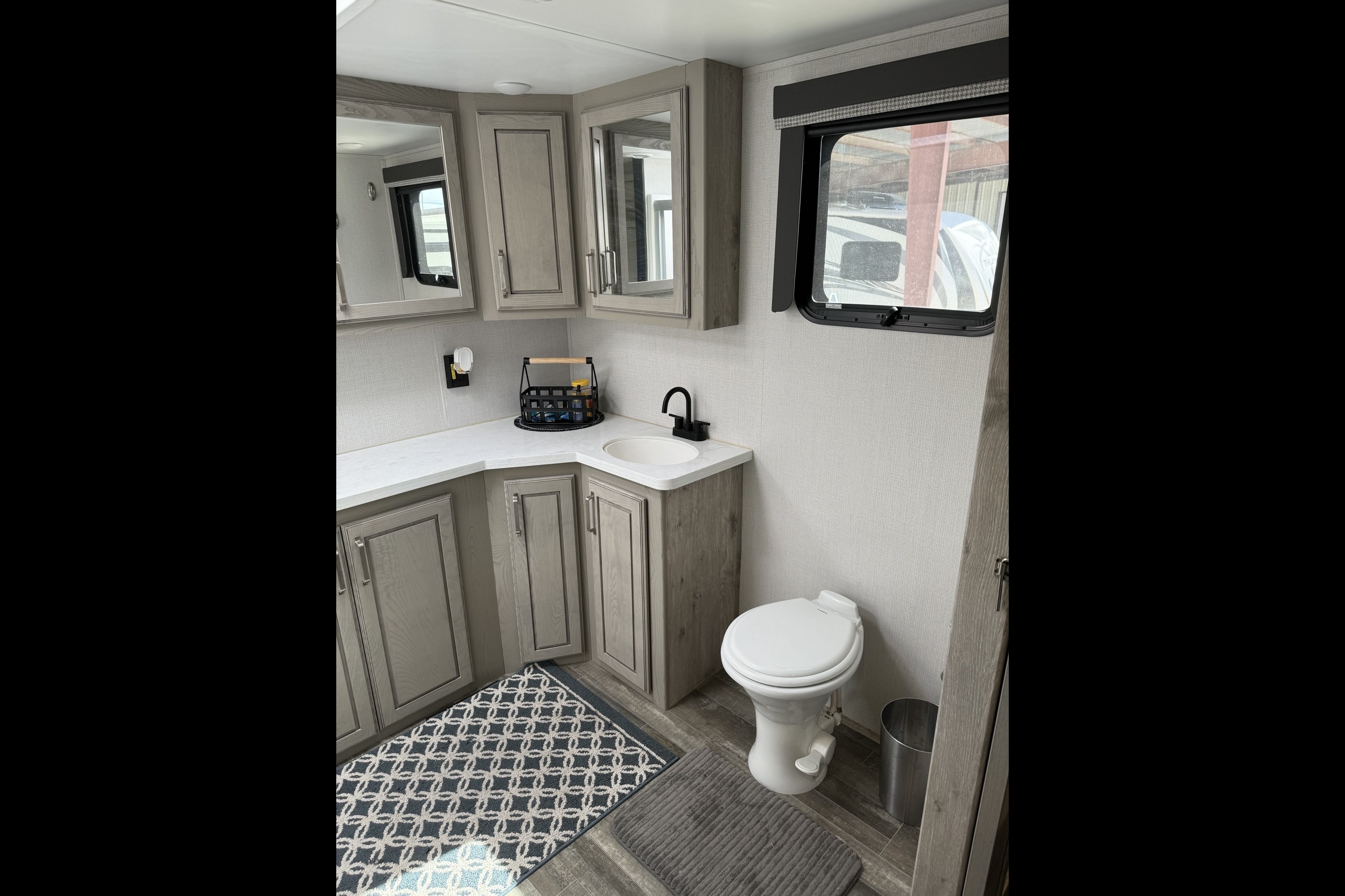 Glenn's 2022 ALPINE 3700FL Fifth Wheel