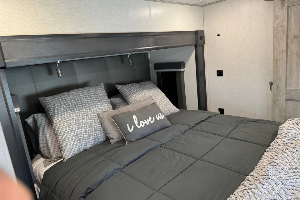 Glenn's 2022 ALPINE 3700FL Fifth Wheel