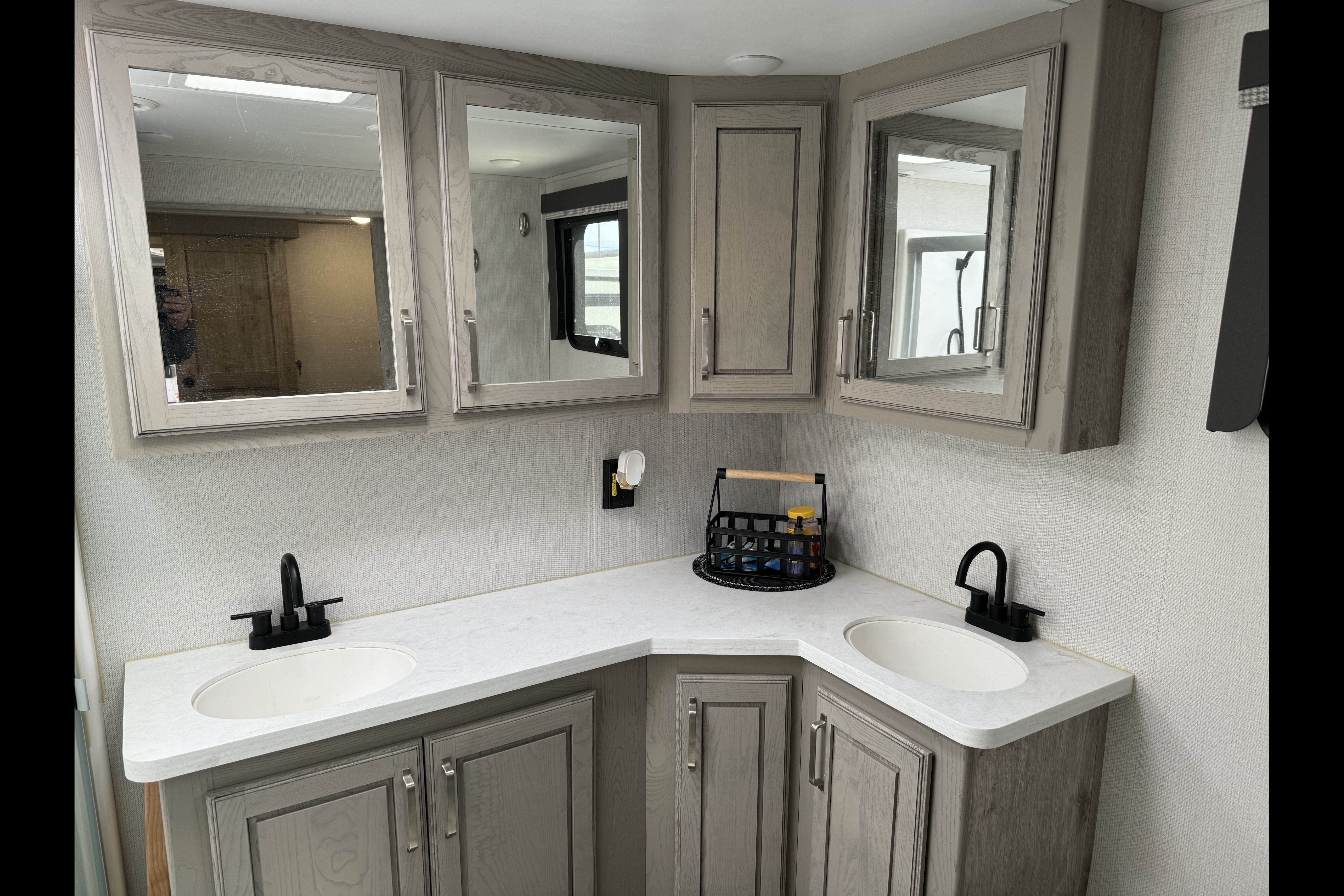 Glenn's 2022 ALPINE 3700FL Fifth Wheel