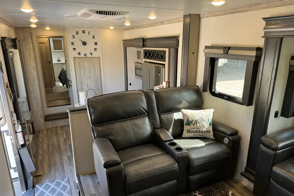 Glenn's 2022 ALPINE 3700FL Fifth Wheel