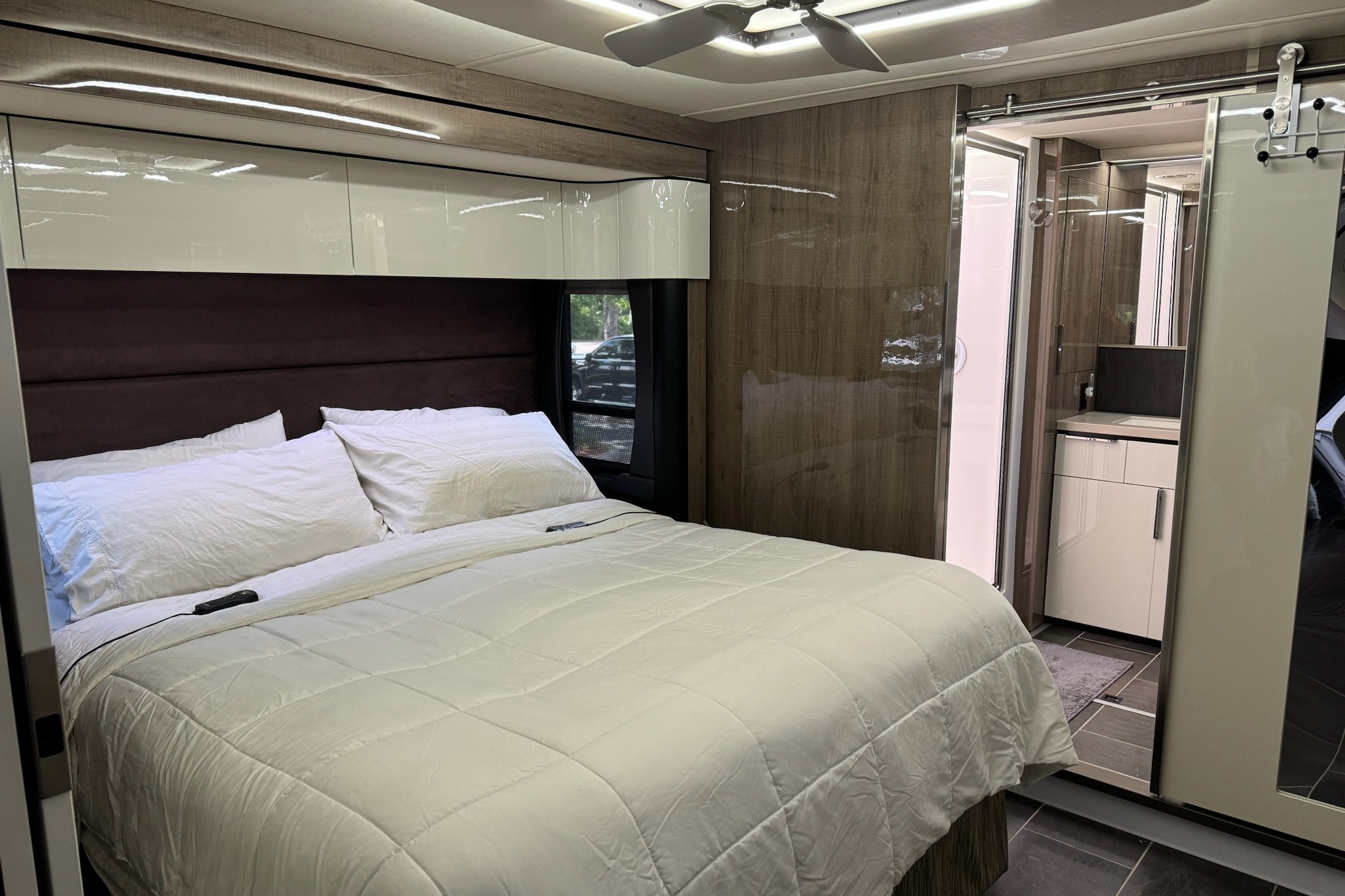 Awesome Contemporary Luxury RV Winnebago Horizon 42Q Class A