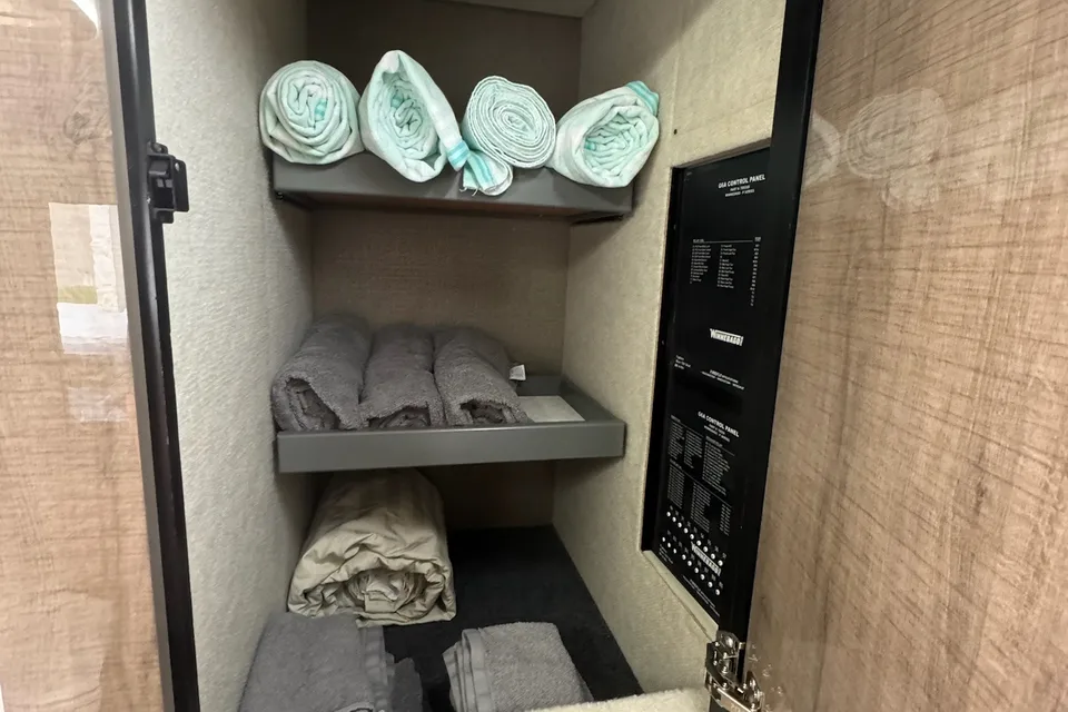Awesome Contemporary Luxury RV Winnebago Horizon 42Q Class A
