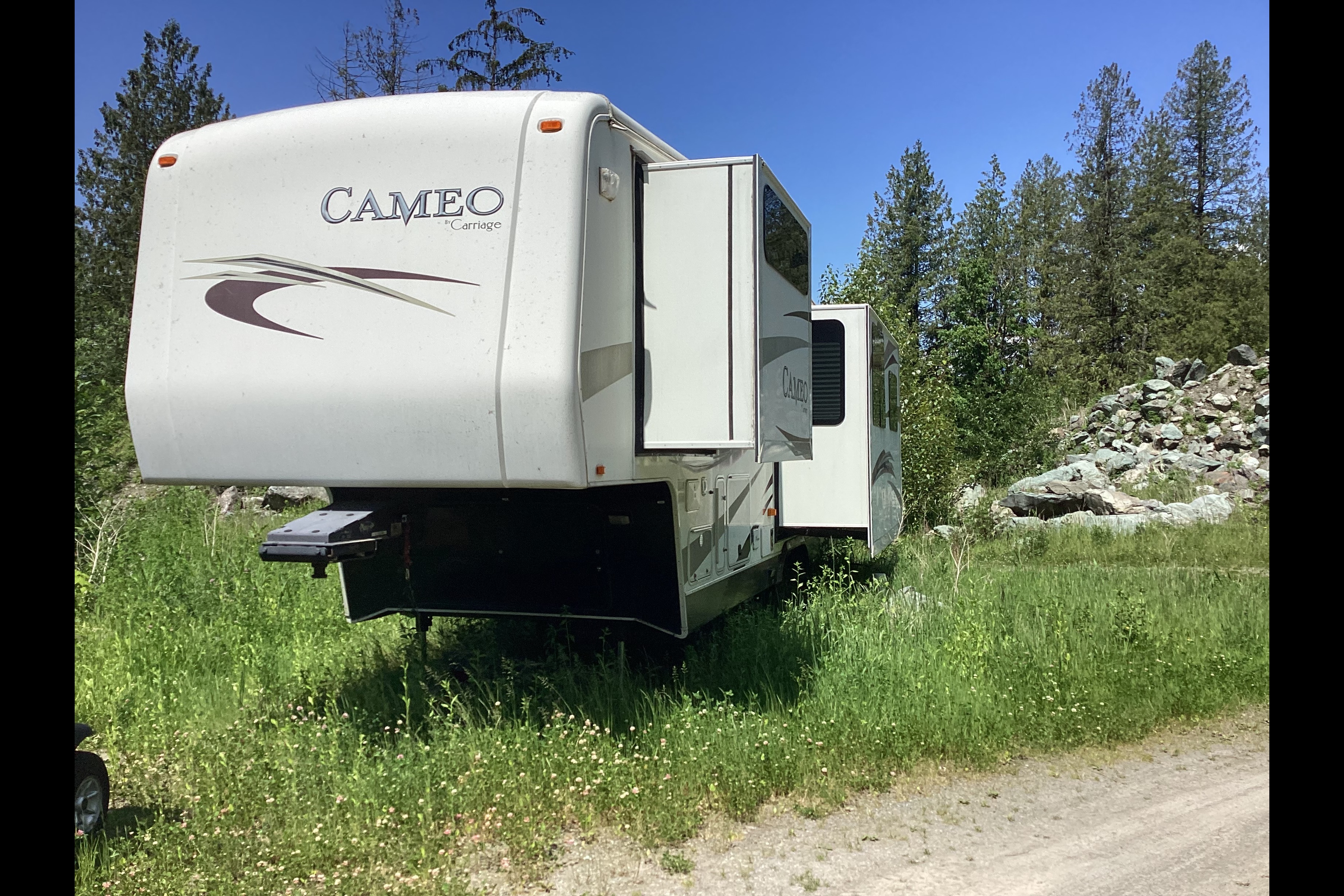Beautiful Cameo 5th Wheel