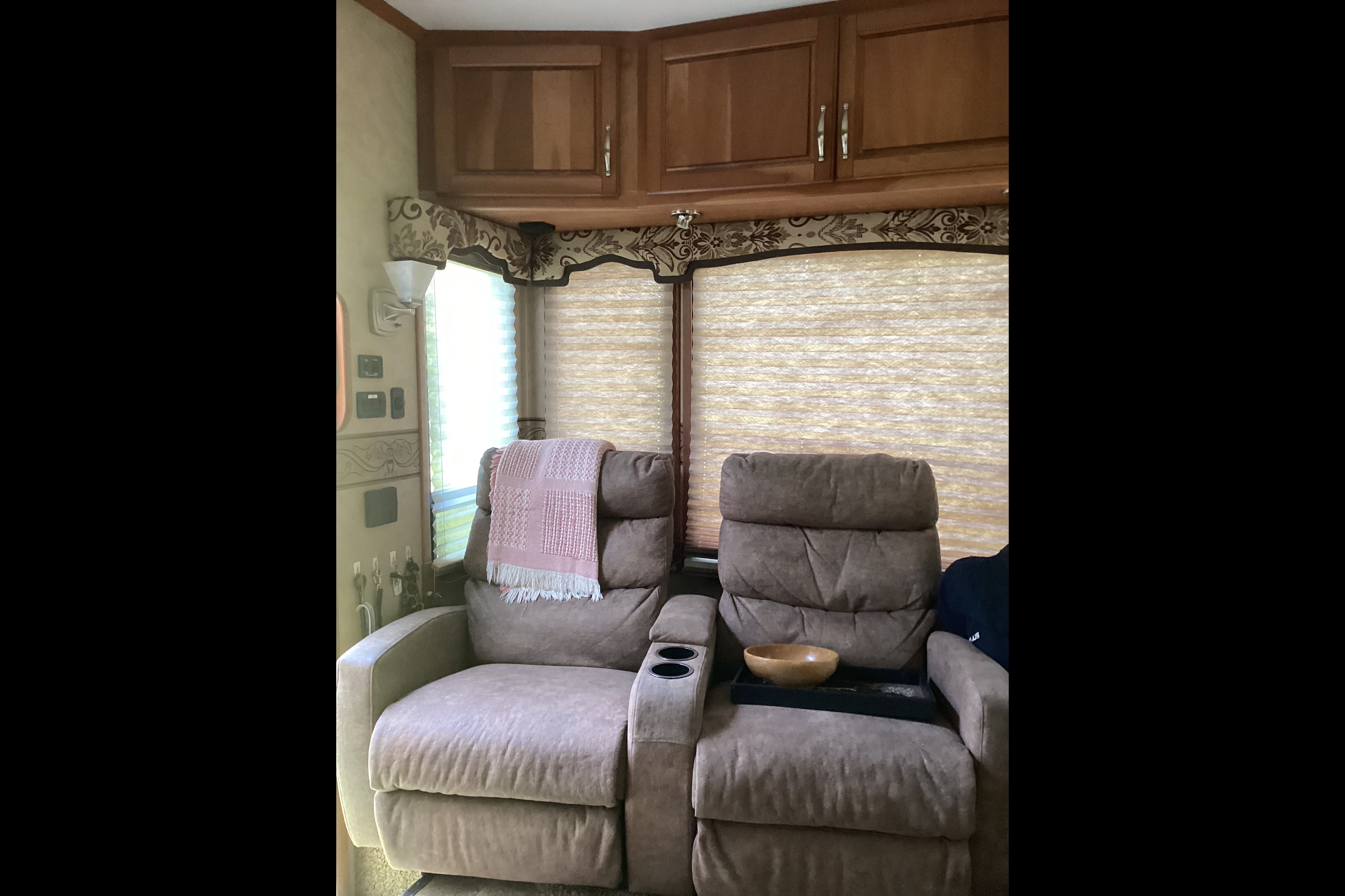Beautiful Cameo 5th Wheel