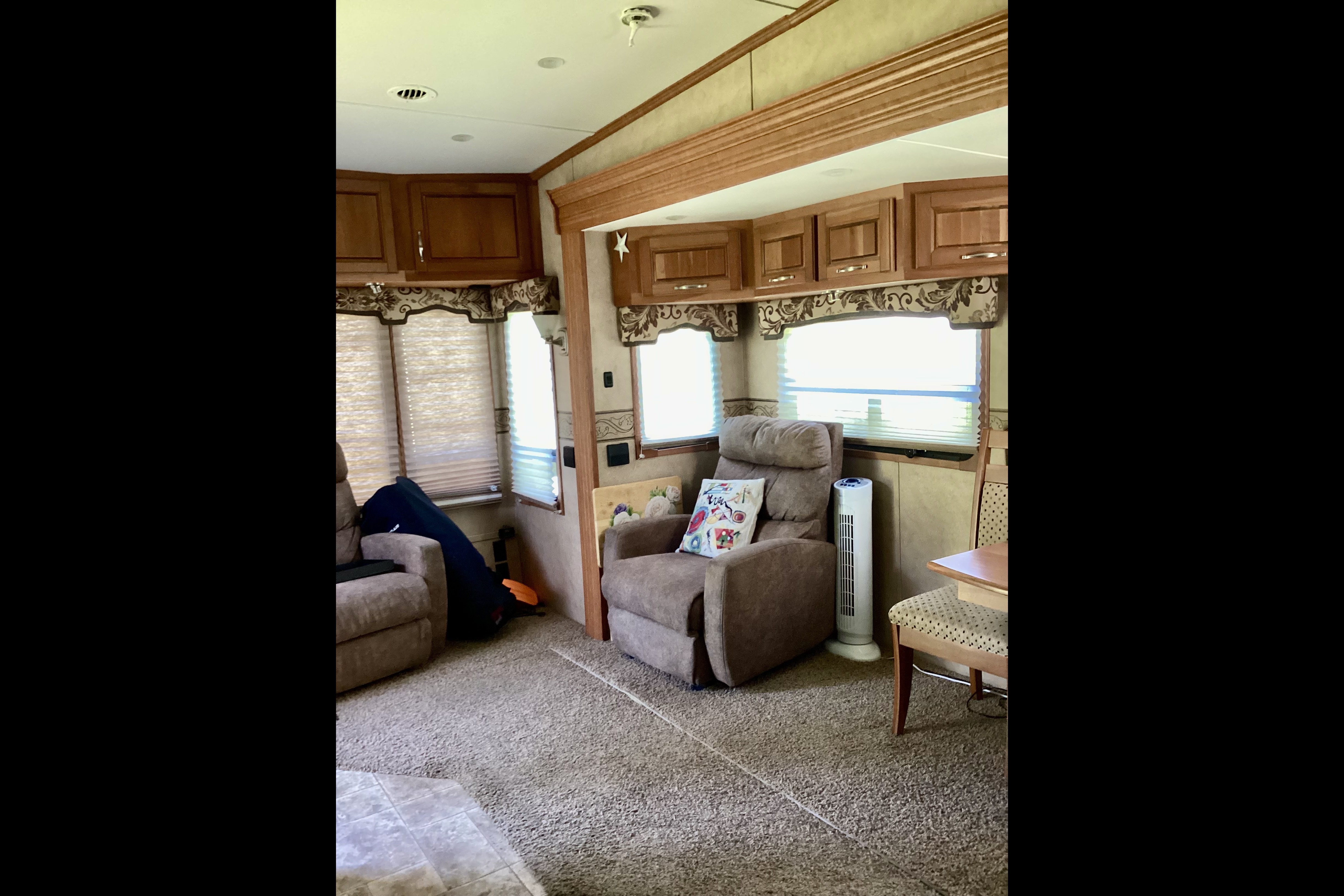 Beautiful Cameo 5th Wheel