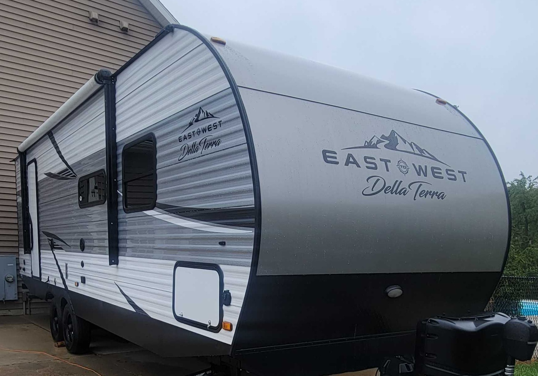 2021 Spacious East to West 26RB king bed,Great for couples or sm. families