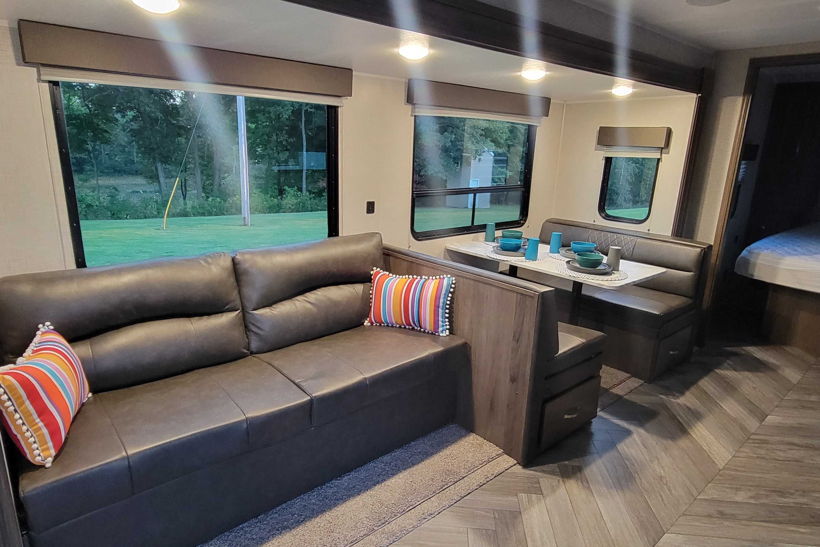 2021 Spacious East to West 26RB king bed,Great for couples or sm. families