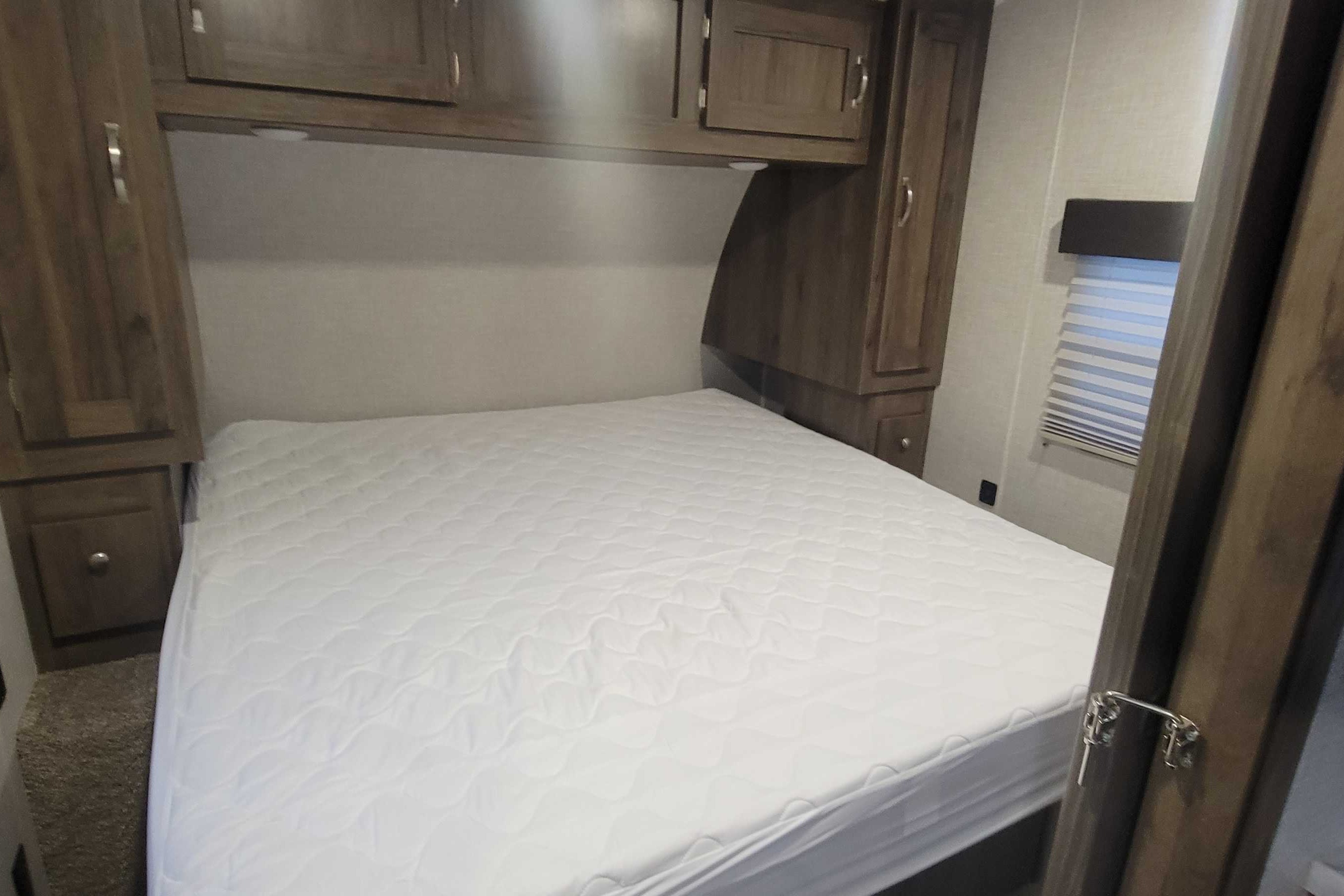2021 Spacious East to West 26RB king bed,Great for couples or sm. families