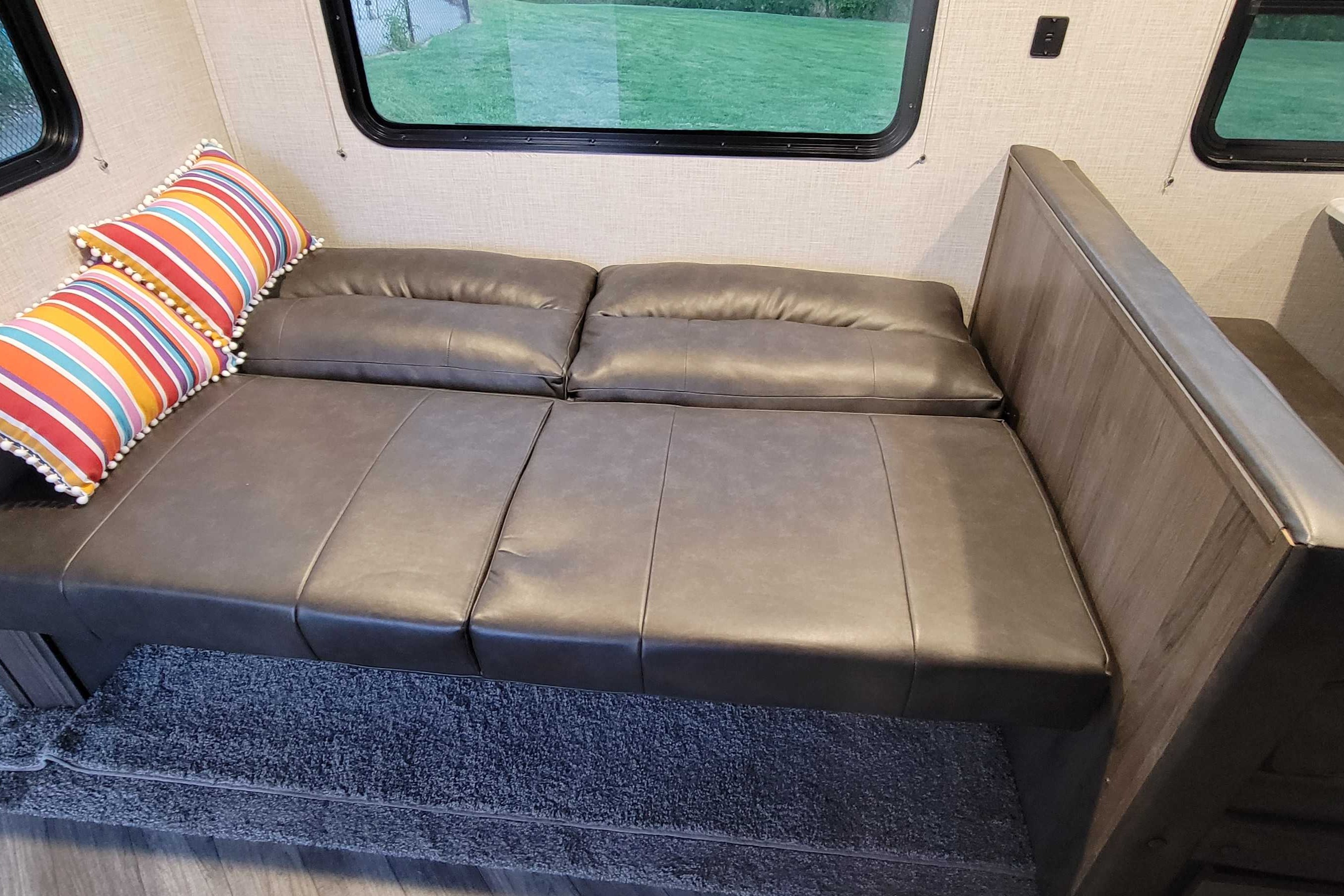 2021 Spacious East to West 26RB king bed,Great for couples or sm. families
