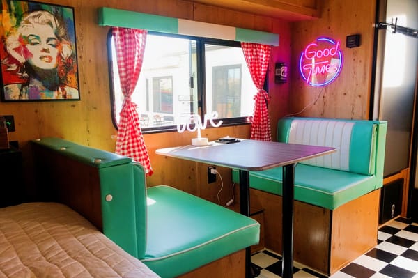 Retro style 4 person 2022 sunlite w/ bikes included