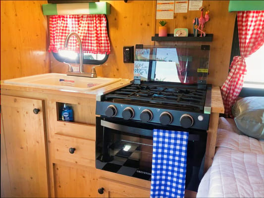 Retro style 4 person 2022 sunlite w/ bikes included