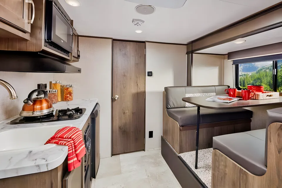 Dean & Taylor's 2021 Jayco SLX7 183RB 21' Travel Trailer for Four