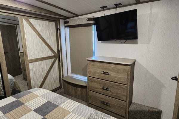 HUGE Luxury 5th Wheel Bunkhouse with Office
