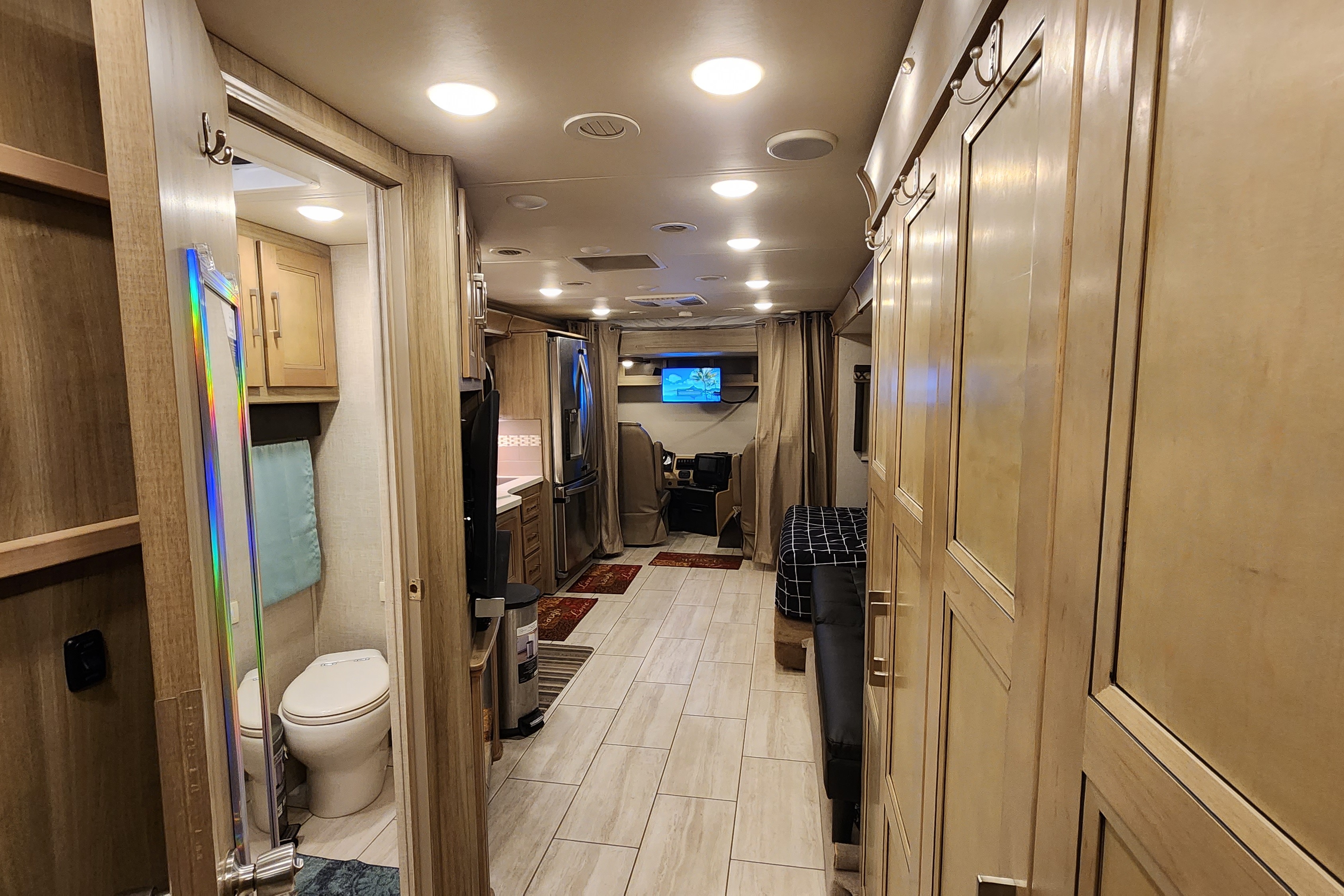 41ft. Class A Diesel Pusher bunkhouse w/ 02 full baths + washer & dryer