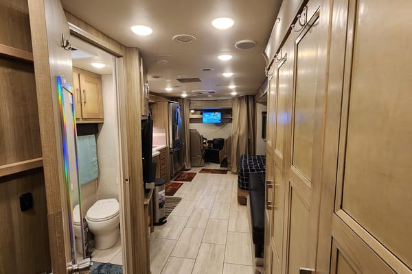 41ft. Class A Diesel Pusher bunkhouse w/ 02 full baths + washer & dryer