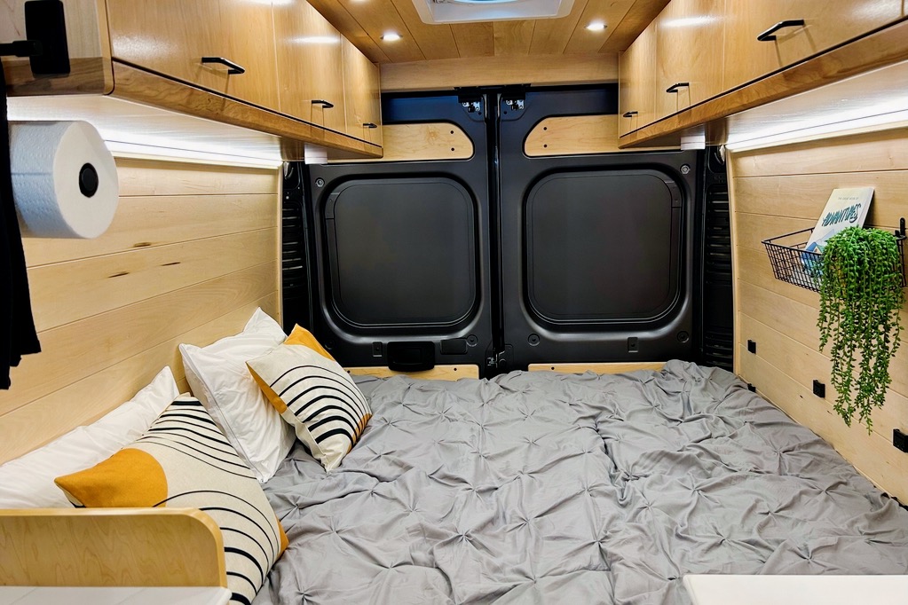 “VANessa” ‘22 fully-stocked, Pet-Friendly Off-Grid compatible campervan, AC, sleeps/seats 2