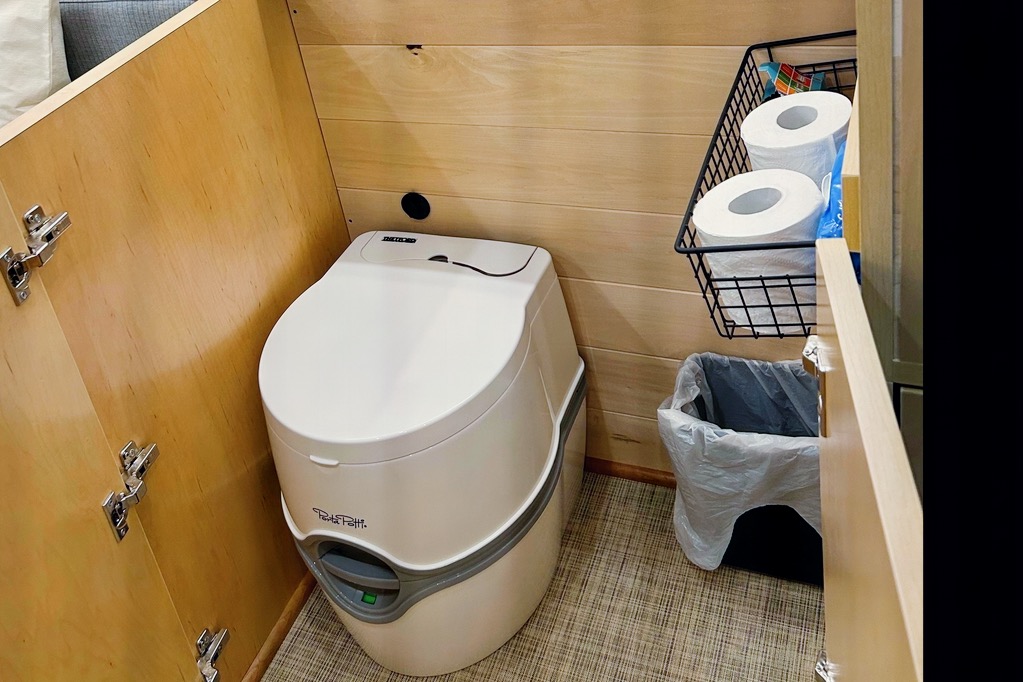 “VANessa” ‘22 fully-stocked, Pet-Friendly Off-Grid compatible campervan, AC, sleeps/seats 2