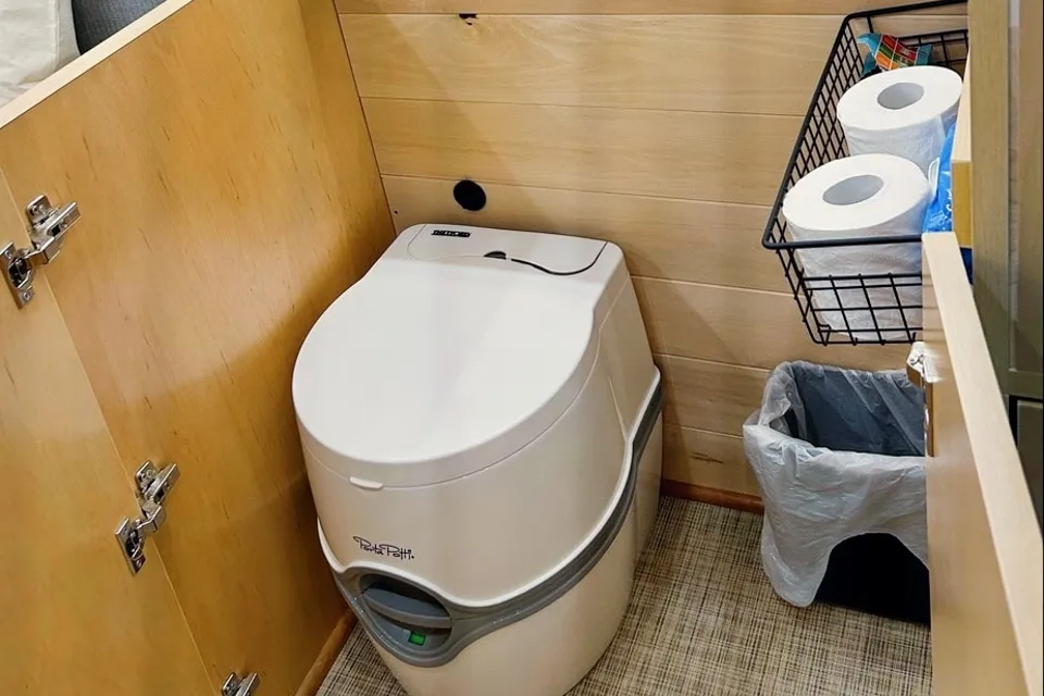 “VANessa” ‘22 fully-stocked, Pet-Friendly Off-Grid compatible campervan, AC, sleeps/seats 2