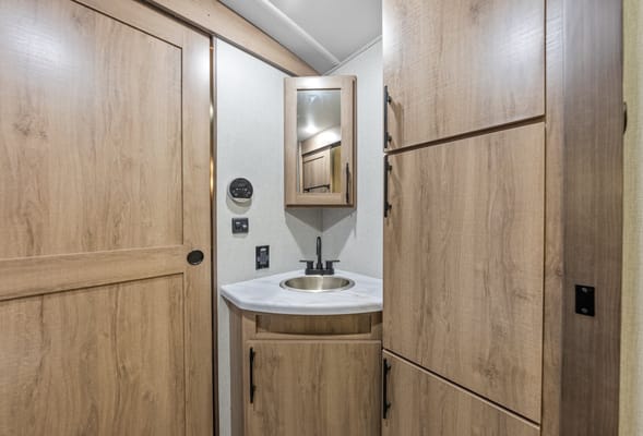 The Tumbleweed | Fully-Loaded Bunk House (Sleeps 8)