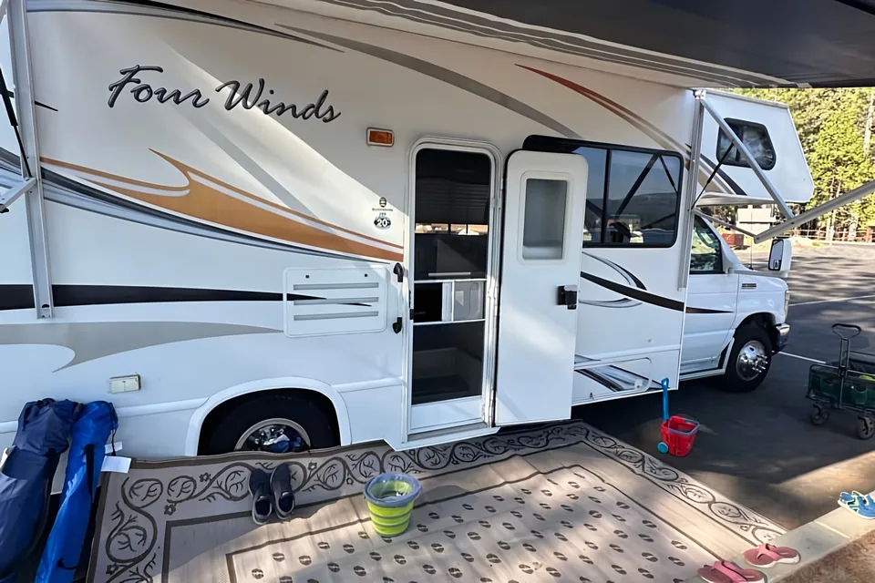 Thor Four Winds 28A (Renovated, Solar + Unlimited Starlink)