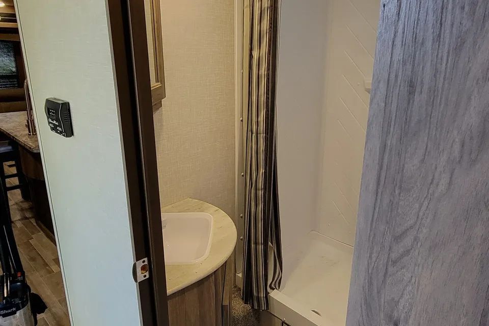 ISLAND SINK, DUEL RECLINERS