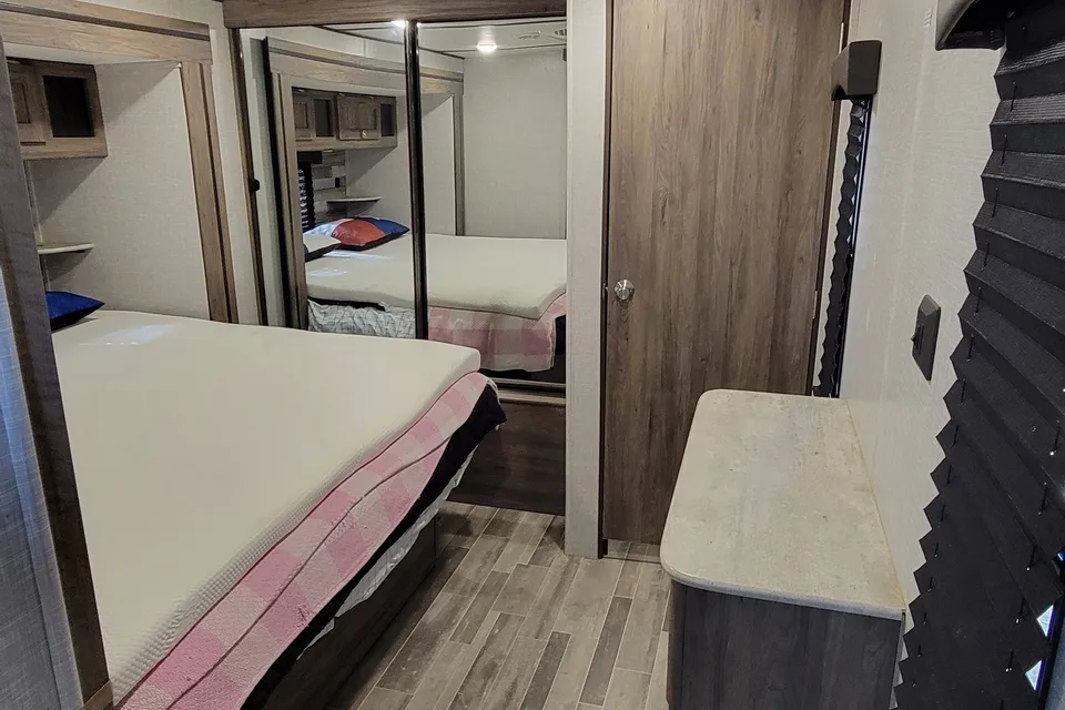ISLAND SINK, DUEL RECLINERS