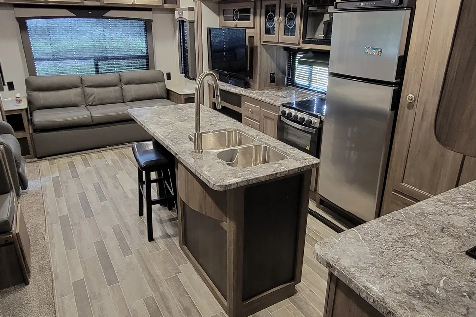 ISLAND SINK, DUEL RECLINERS