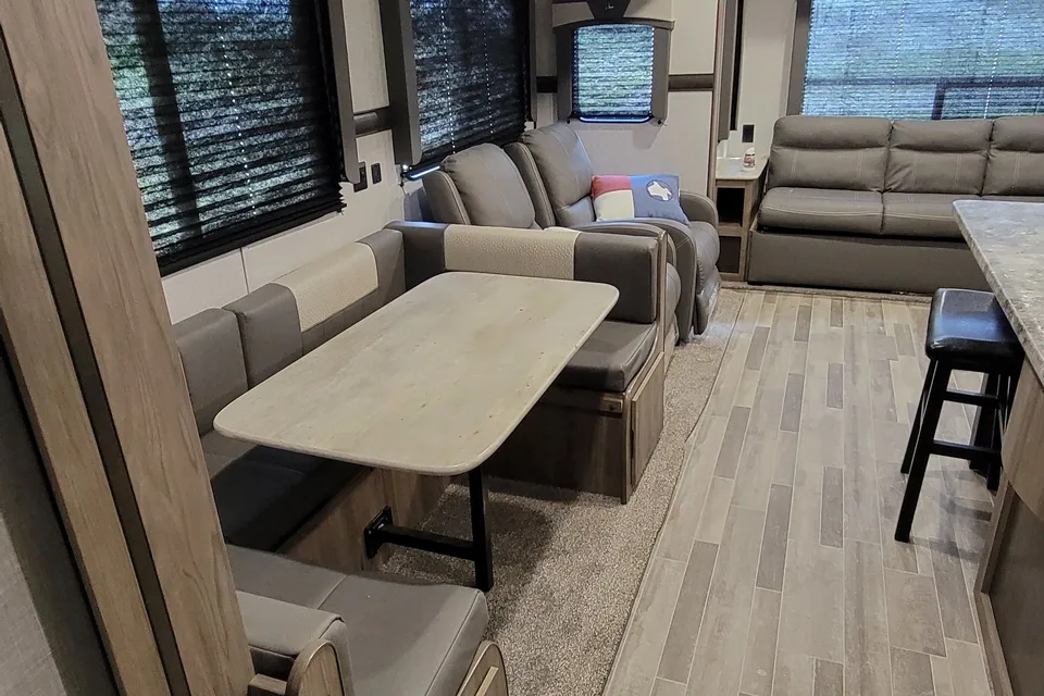 ISLAND SINK, DUEL RECLINERS