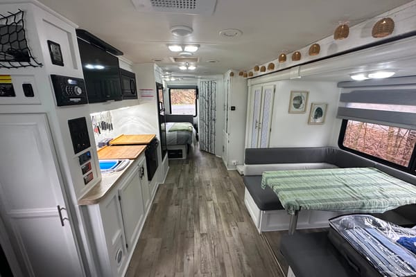 Classe A 27' : Le Campeur autonome / The boondocker