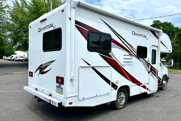 Modern Thor Motor Coach Quantum SE - Easy to Drive • Sleeps 6 • Fully Equipped