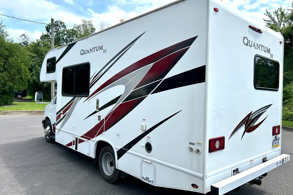 Modern Thor Motor Coach Quantum SE - Easy to Drive • Sleeps 6 • Fully Equipped
