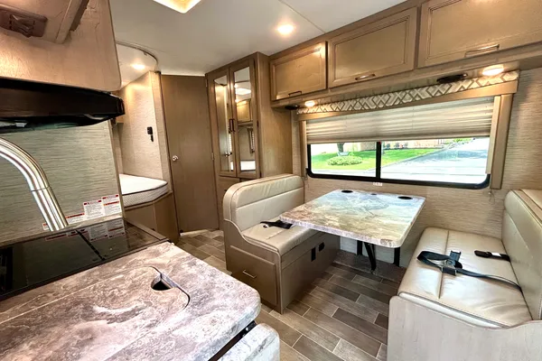 Modern Thor Motor Coach Quantum SE - Easy to Drive • Sleeps 6 • Fully Equipped