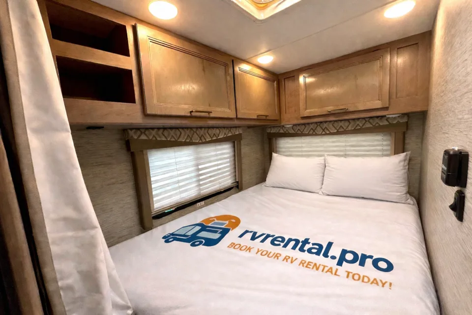 Modern Thor Motor Coach Quantum SE - Easy to Drive • Sleeps 6 • Fully Equipped