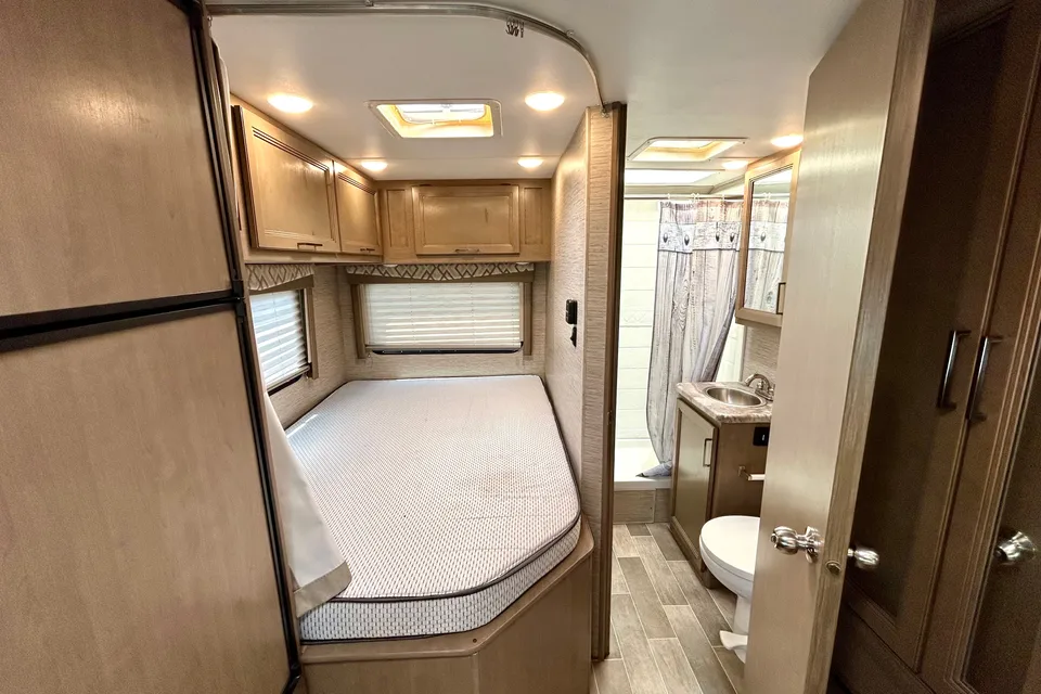 Modern Thor Motor Coach Quantum SE - Easy to Drive • Sleeps 6 • Fully Equipped