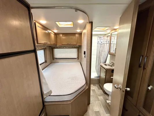 Modern Thor Motor Coach Quantum SE - Easy to Drive • Sleeps 6 • Fully Equipped