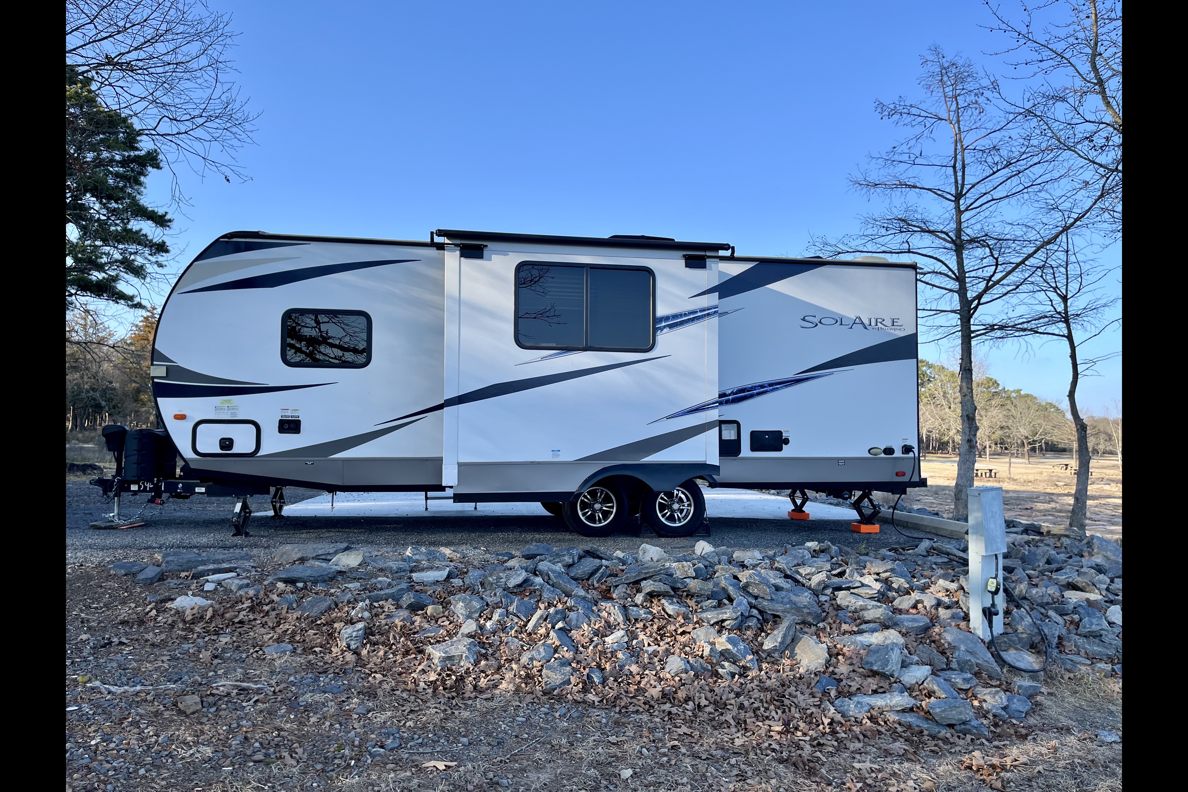 The Wanderer - Palomino SolAire Ultra Lite 240BHS