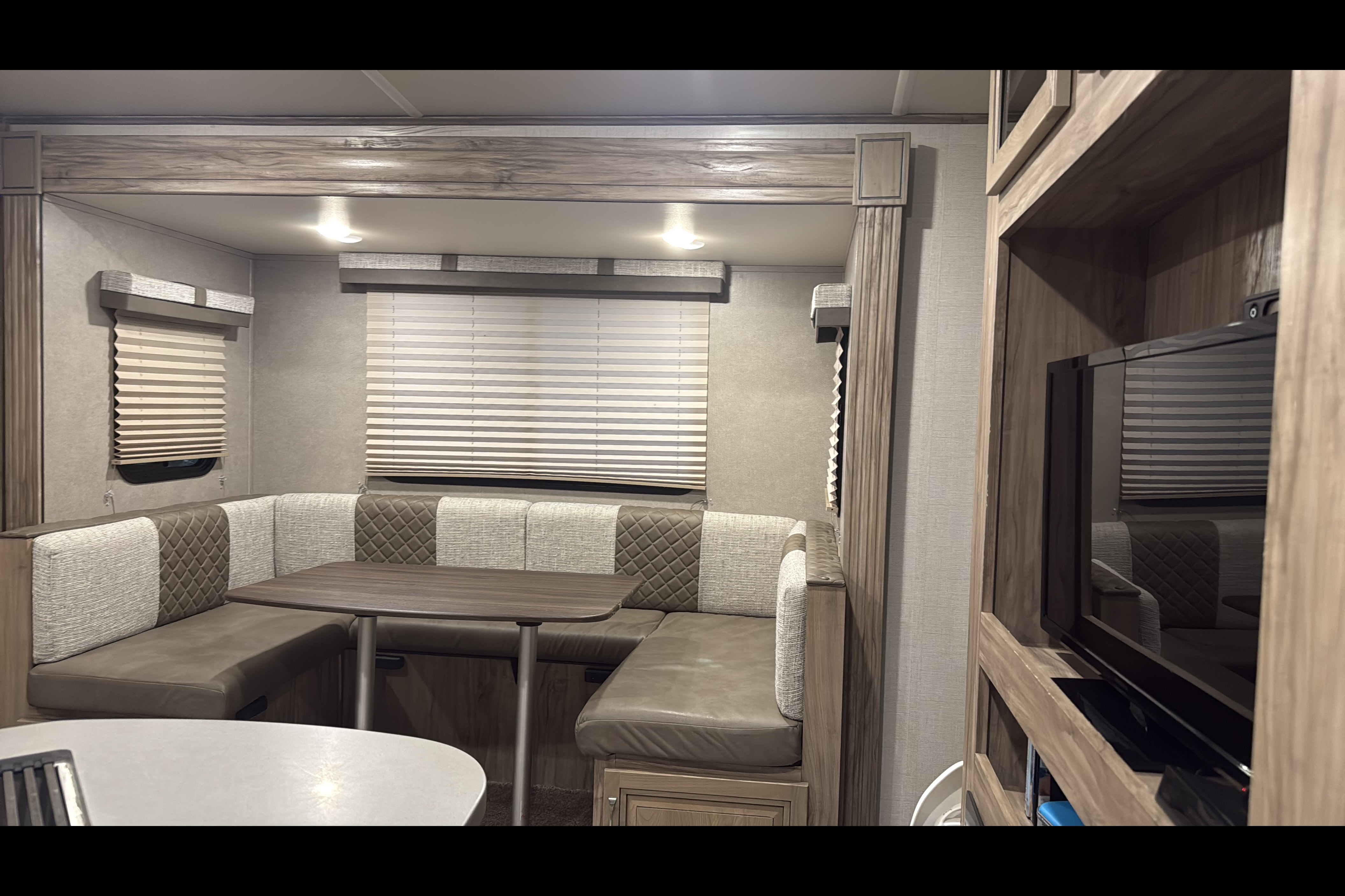 The Wanderer - Palomino SolAire Ultra Lite 240BHS