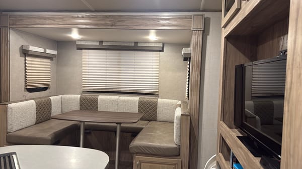 The Wanderer - Palomino SolAire Ultra Lite 240BHS